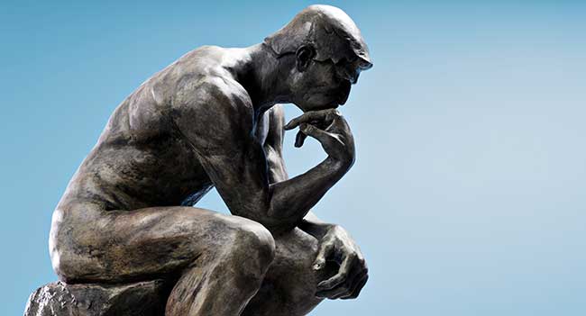 Photo The Thinker Statue thinking about popular dental myths